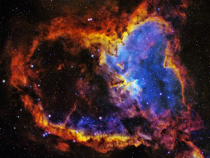 Melotte 15 es un cúmulo abierto de estrellas de tipo espectral O que está en el centro de la Nebulosa del Corazón