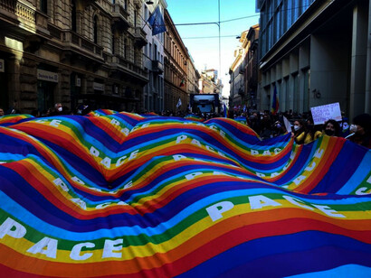 Manifestazione per la pace a Milano nel febbraio 2022. Gandhi era solito dire che: “Non vi è una Strada alla Pace, la Pace è la Strada”