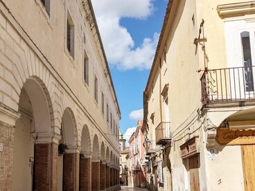 Sant'Agata de' Goti, stradina con porticato, Italia