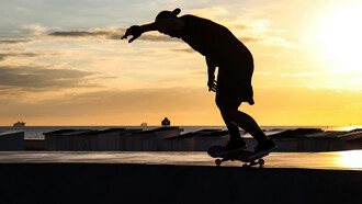 La rue comme scène et la planche comme langage