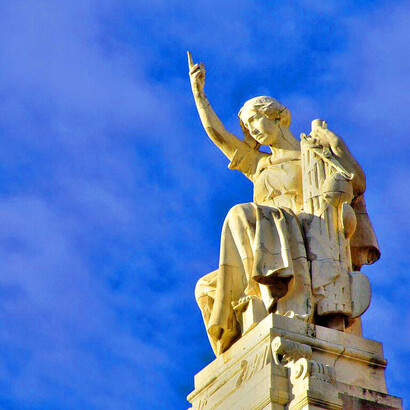 En las tragedias, Dice aparece como una divinidad que castiga severamente toda injusticia