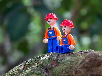 Os pequenos personagens exploram a natureza em uma imagem que mistura delicadeza e imaginação. O projeto iloveplaymo transformou cenários cotidianos em palco para histórias cheias de encanto