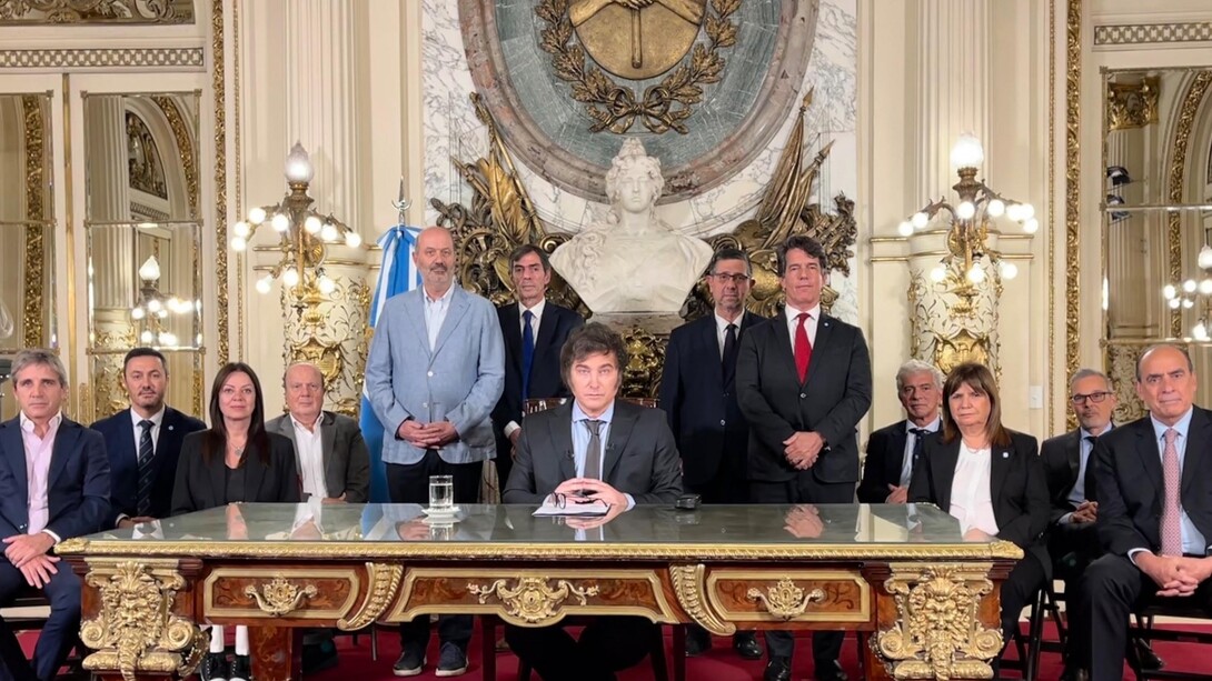 Anuncio del Decreto de Necesidad y Urgencia (DNU) también denominado «Bases para la Reconstrucción de la Economía Argentina, emitido el 20 de diciembre de 2023 por el gobierno de Javier Milei y actualmente vigente