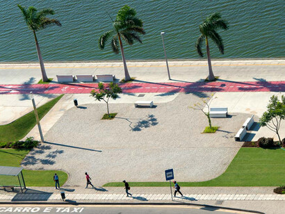 Em Luanda, existem muitas crianças pedindo doações nas ruas, assim como taxis cobrando mais caro de turistas