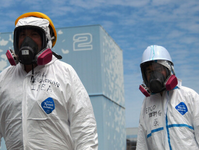 Operatori alla centrale di Fukushima