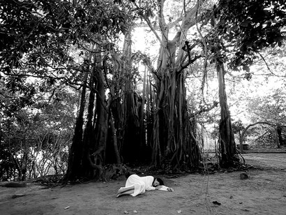 Marina Abramović, Sleeping under the Banyan tree performance (still), 2010. Mit freundlicher Genehmigung des Kunstforum Wien