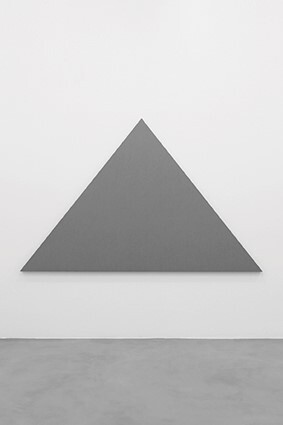 Alan Charlton 2014, Triangle Painting, 2014, Acrilico su tela, 202,5x252 cm, Courtesy A arte Invernizzi, Milano, Foto Bruno Bani, Milano