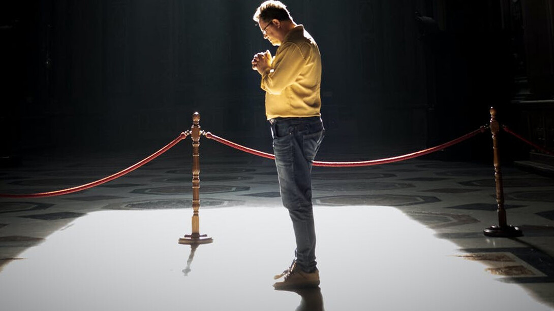 Momento de oração em igreja é abençoado com feixe de luz adentrando pelas janelas