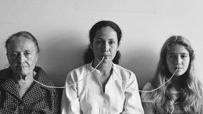 Anna Maria Maiolino. Por um Fio (Per un filo) dalla serie Fotopoemação (Foto-poesia-azione), 1976.  
Fotografia in bianco e nero, 52 × 79 cm. Collezione Finzi, Bologna. Courtesy Galleria Raffaella Cortese, Milano
