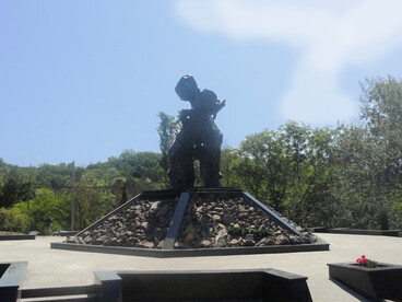 La sacralización de la violencia estaba relacionada con la estetización de la política, como bien señaló Walter Benjamin: "la política como ruptura de las restricciones civilizatorias". Monumento a las víctimas del fascismo en Chișinău, Moldavia