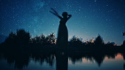 Sagoma di donna su uno sfondo di cielo stellato. «Sai cosa devi fare» disse la dea, ma quando mi girai non c’era nessuno, solo una piccola colomba bianca che beveva da quella stessa pozzanghera. La guardai e lei spiccò il volo