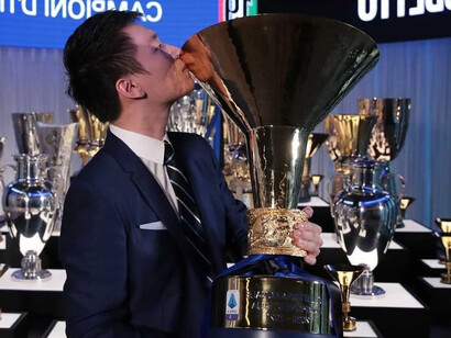 Zhang e la coppa scudetto dell'Inter. Steven Zhang e le Sfide Economiche dell'Inter Campione d'Italia
