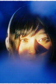 Podcasts. Programas variados que vão de pautas aleatórias a temas centrais; tem de música, investigação, fofoca, tarologia, notícias e terapias. Sim, e é por isso que inocentemente me tornei quem eu mais temia, a mulher que anda de roupa de academia o dia inteiro de um canto pra outro com um par de fones de ouvidos ouvindo podcasts. Comecei a ouvir uma querida falando sobre memórias de infância e fui adentrando nos mais diversos temas. Descobri então os psicanalistas da comunicação!