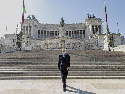 Roma, 25 abril 2020: el presidente de la República italiana, Sergio Mattarella, después de haber depositado ofrenda floral en la Tumba del Soldado Desconocido (Depto. de Prensa Quirinale)  