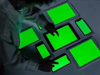 Criança usa vários dispositivos eletrônicos ao mesmo tempo