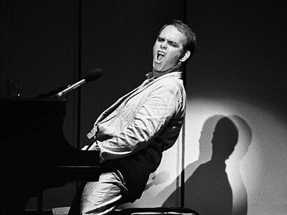 Elton John si esibisce durante un concerto giovanile