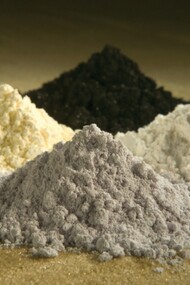 Questi ossidi di terre rare vengono utilizzati come traccianti per determinare quali parti di un bacino idrografico sono soggette a erosione. In senso orario dall'alto al centro: praseodimio, cerio, lantanio, neodimio, samario e gadolinio