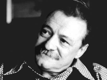 Mario Benedetti è stato uno scrittore, poeta e giornalista uruguaiano, autore di opere profonde e accessibili che esplorano temi come l'amore, l'esilio e le ingiustizie sociali, diventando una voce fondamentale della letteratura latinoamericana del XX secolo