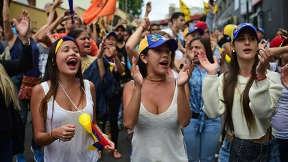 Jóvenes protestan contra el Gobierno de Nicolás Maduro