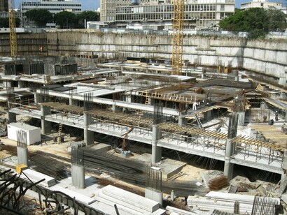 Fui atravessada por essas pinturas ainda bebê e a minha primeira referência de arte foram aquelas figuras negras de pés e mãos grandes. Hoje, penso que a inquietação causada pela peculiaridade dessas pinturas fez parte da constituição da minha sensibilidade para a existência do diferente