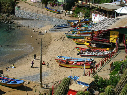 Uno disfruta del contacto con un pueblo amable: "duros en el trabajo, y sufridores, de fríos mortales, hambres y calores". Caleta Quintay, Chile
