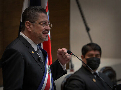 El presidente de Costa Rica, Rodrigo Chaves Robles dando un discurso, 8 de mayo del 2022. Él es un personaje sin historia nacional, sin conocimientos importantes de esa vivencia político democrática