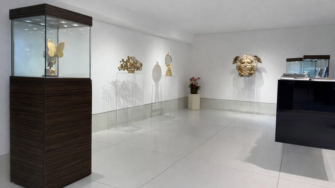 Various artists, …Tutto ciò che (ri)luccica (All that glitters...), exhibition view. Courtesy of Contini Art Gallery