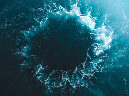 Vista aérea de un remolino en el mar. Y cuando se regresa de sentir esa alternancia de gota-océano, lo próximo que uno se cuestiona es, ¿qué sentido tiene esa alternancia de fragmento a totalidad?