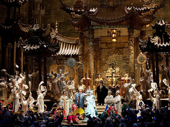 La Ópera Metropolitana ha vuelto a poner en escena «Turandot» de Puccini, con Yusif Eyvazov y Christine Goerke, en el centro, en la opulenta visión de Franco Zeffirelli de una China de cuento de hadas. El MET,  Nueva York, EE.UU.