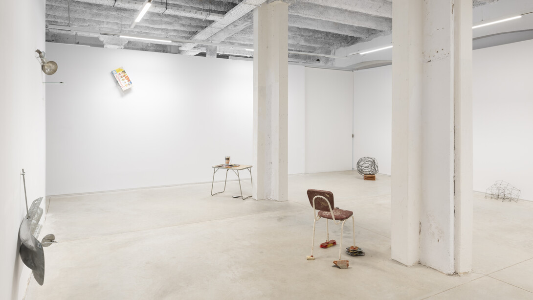 Richard Wentworth, Rearview mirror, exhibition view. Courtesy of Prats Nogueras Blanchard