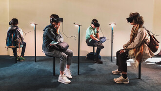 Grupo de personas probando un tour mediante Realidad Virtual (RV)