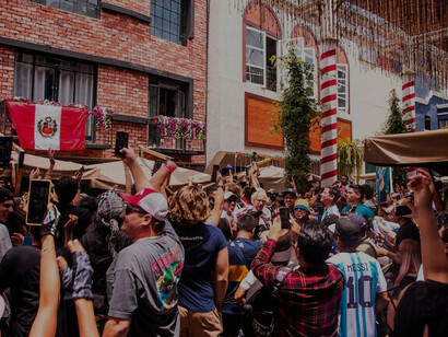 Una multitud se congrega frente a un edificio en el barrio de Miraflores en Lima, Perú, por la Copa Mundial de la FIFA 2022