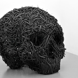 Paolo Grassino, Ciò che resta, 2013, tubo corrugato in forassite e ferro, 200 x 220 x 195 cm