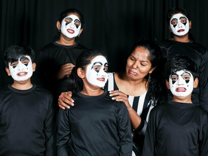 De tempos em tempos bate uma saudade daquela época em que a programação do final de semana poderia incluir uma ida ao teatro para assistirmos uma peça infantil




