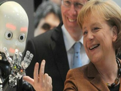 iCub e Angela Merkel