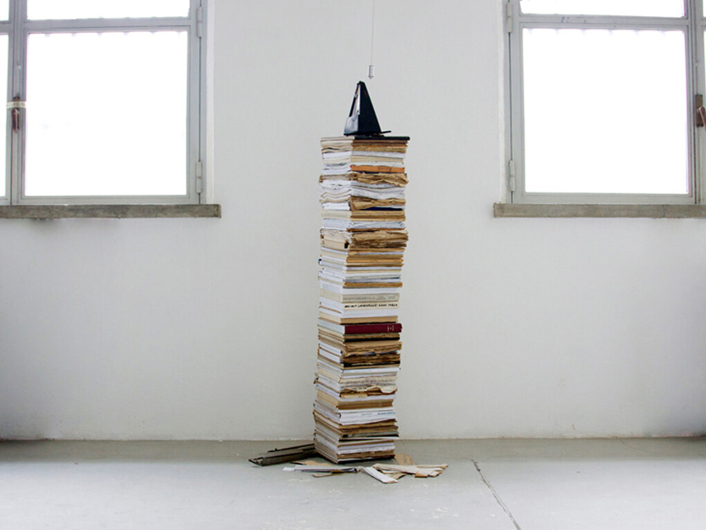 Federico De Leonardis, A tempo I, libri, metronomo, filo a piombo, installazione ambientale, 2008