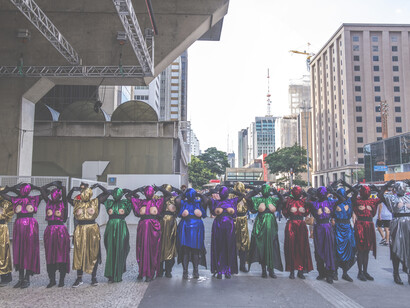 Desvio Coletivo works on the frontier between urban performance and visual arts