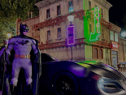 Batman ao lado de seu Batmóvel, em Gotham City, Madri, Espanha
