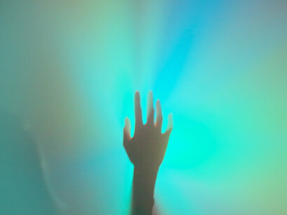 Silueta de una mano frente a una luz proyectada