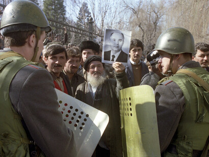 Nationalist anti-government riots in Dushanbe, Tajikistan, 1990