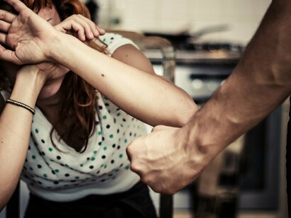 Una mujer se protege frente a una agresión