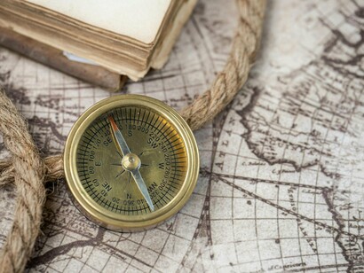 Mas o Irão não é a Venezuela. Porque a guerra foi concebida por Israel como guerra religiosa com vista à criação do Grande Israel, não faria sentido prender o aiatola Ali khamenei e levá-lo preso para Nova Iorque. Era preciso assassiná-lo e aos líderes religiosos que estavam com ele. O confisco dos recursos naturais e o bloqueio da China estarão sempre no horizonte, mas os caminhos para lá chegar terão de ser muito mais destrutivos