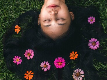 In Giappone, alcune pratiche tradizionali utilizzano oli vegetali e pettinature attente per mantenere i capelli lucidi e ordinati
