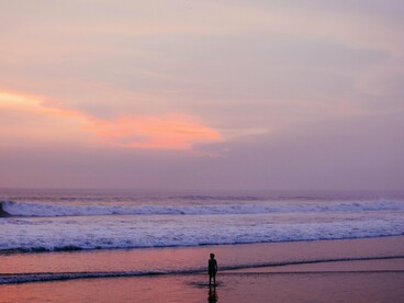 Se respeitamos as mudanças das estações, os horários de atividade e inatividade de cada dia, os sinais que o clima de cada região nos traz, a oferta de alimento que a natureza nos dá a cada época do ano, temos saúde.
Mas, se violamos essas leis que regem todo o ecossistema planetário, adoecemos. Parece simples, não é?