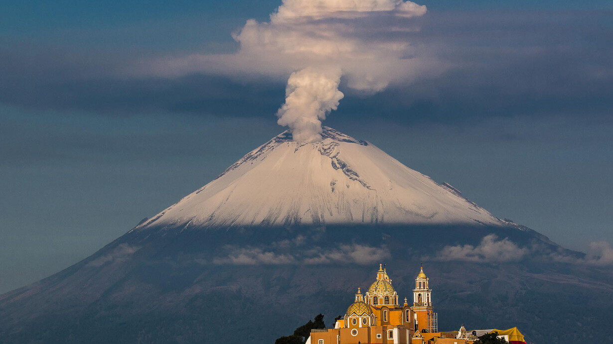 La iglesia de Nuestra Señora de los Remedios, con el volcán al fondo