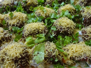 El Sev Chutney Puri, plato chaat: aperitivos callejeros salados. Es una comida india muy popular, deleitará tu paladar y deleitará tu paladar picante. Los papdis se cubren con papas hervidas o batata, cebolla picada, se espolvorean con sev y una deliciosa mezcla de chutneys dulces y picantes