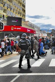 Manifestantes protestam contra os resultados das eleições autárquicas em Moçambique, descritas como "megafraude" eleitoral (2023)