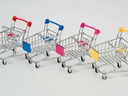 Estou no supermercado. Há imensa gente. Acordaram agora para o facto de se avizinhar nova tempestade. Uma tempestade anunciada, com mapas coloridos e setas vermelhas, mas que ainda assim apanha todos de surpresa. O medo organiza filas