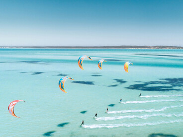 Pour les kitesurfeurs, une prévision venteuse n'est pas une contrainte mais une invitation à prendre la route vers le prochain spot