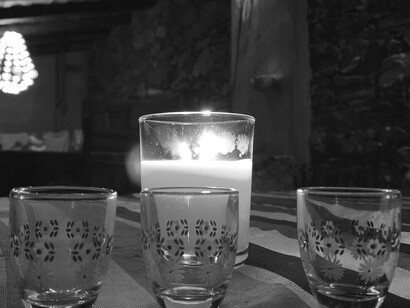 Aumentó la sensación de satisfacción y contempló una ciudad que cada vez se hacía menos visible porque esa noche no había salido la luna. A ella le tocaba ahora ocupar su lugar